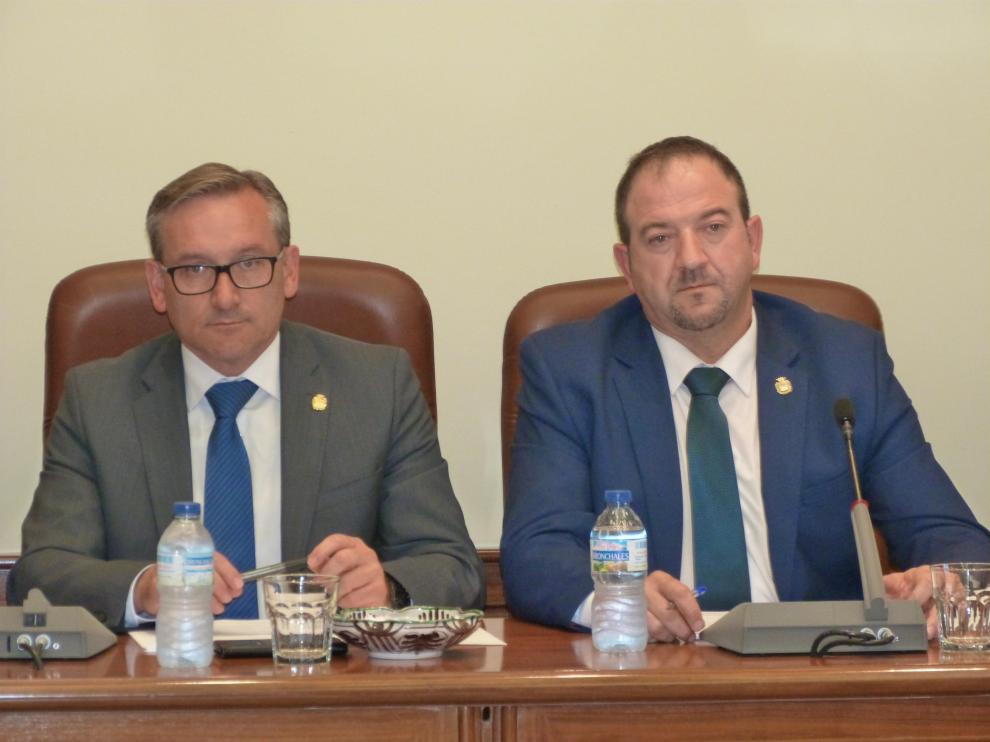 Joaquín Juste, a la izquierda, y Ramón Millán, en el pleno de la DPT.