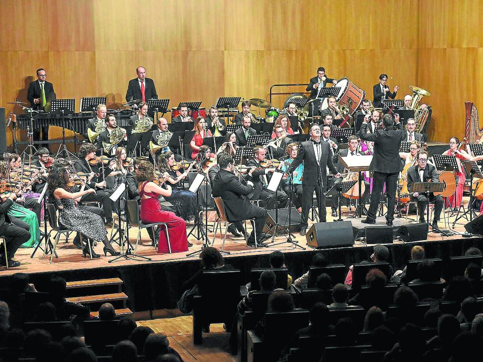 La Orquesta Reino de Aragón y Santiago Auserón, en 'Vagamundo', el pasado mes de abril en el Auditorio de Zaragoza.
