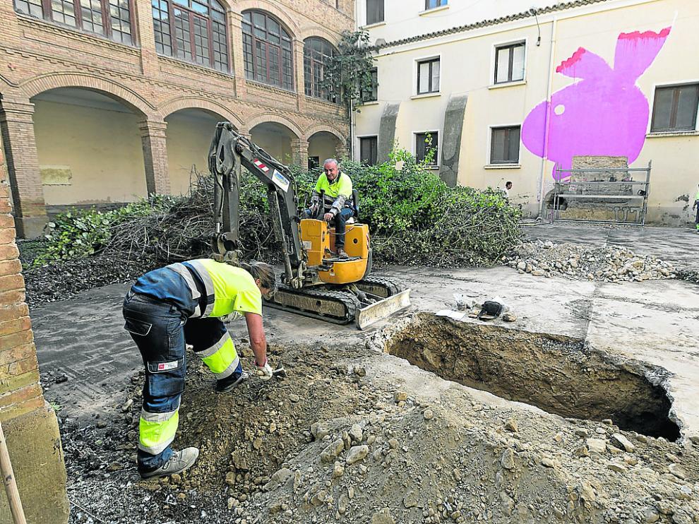 Operarios de las brigadas municipales colaboran en la realización de las catas en el seminario.