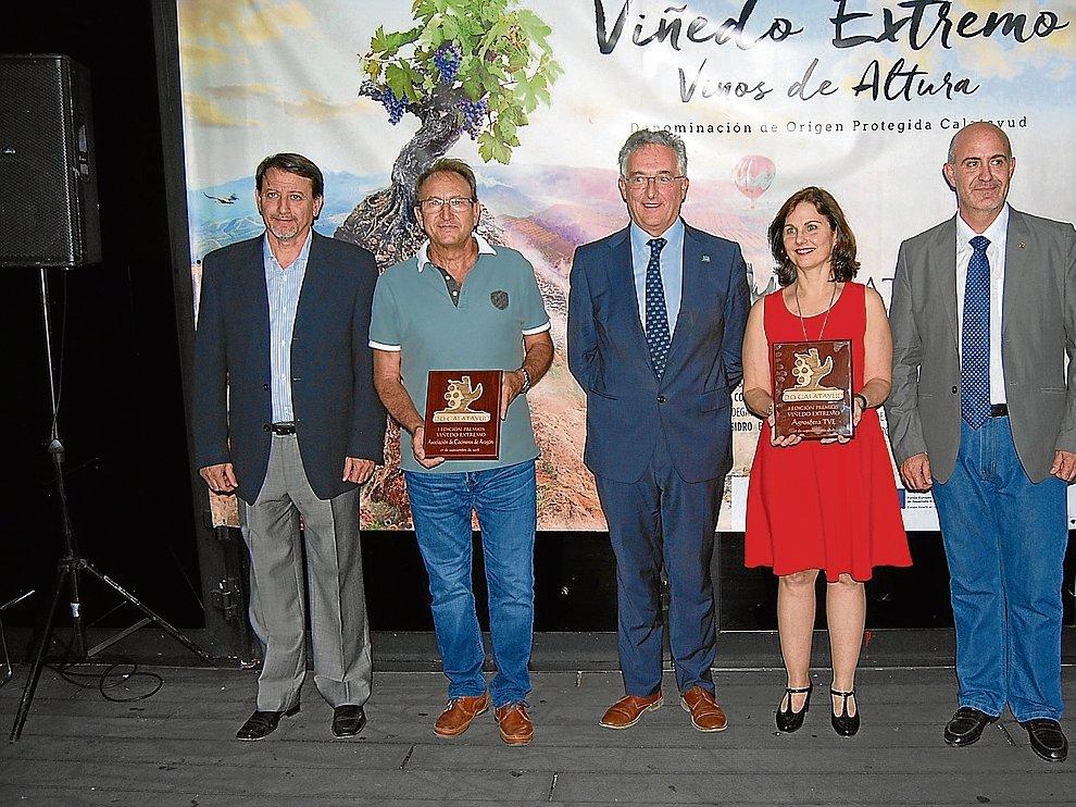 Los premiados, Domingo Mancho y Sandra Sutherland, y autoridades en la gala de entrega