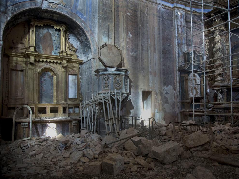 Los andamios sostienen desde hace años parte de la estructura de este templo románico declarado Bien de Interés Cultural.