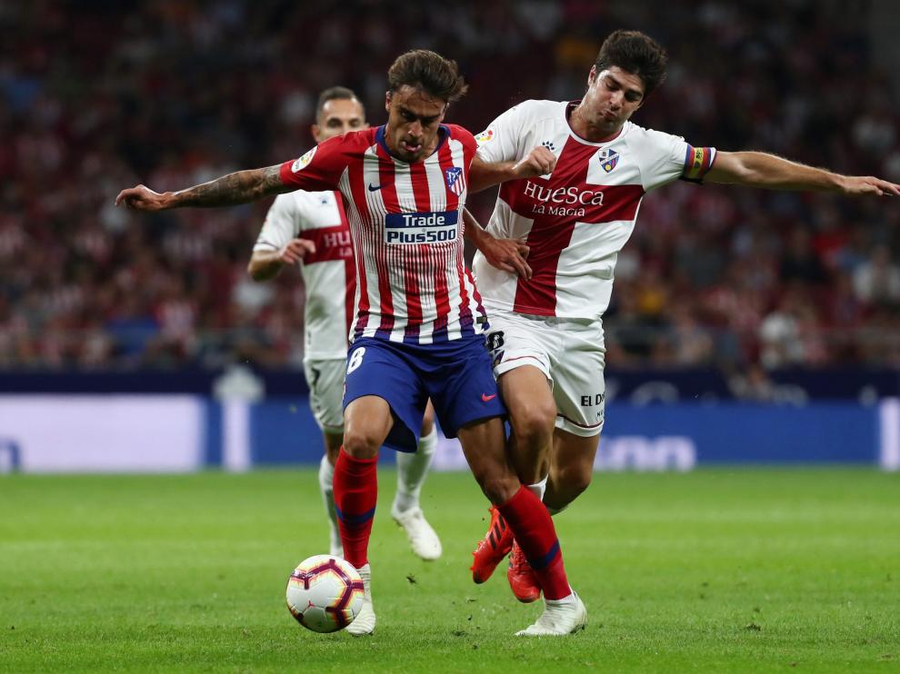 Carlos Muñoz (Atlético de Madrid) y Gonzalo Melero (SD Huesca) durante el encuentro.