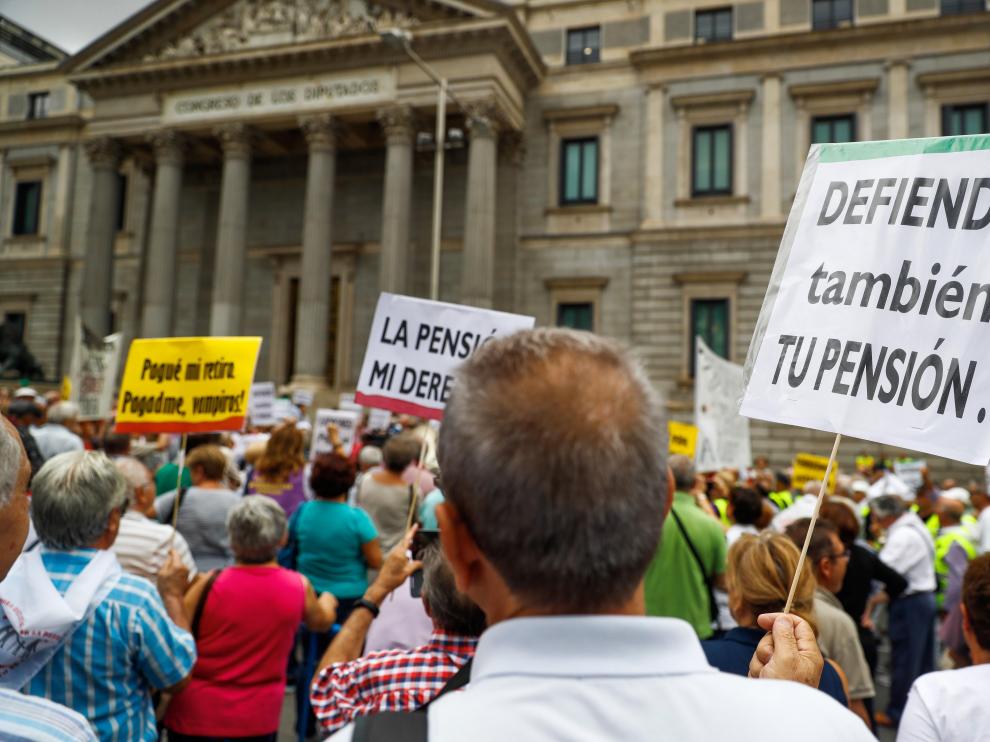 Pensionistas en las puertas del Congreso.