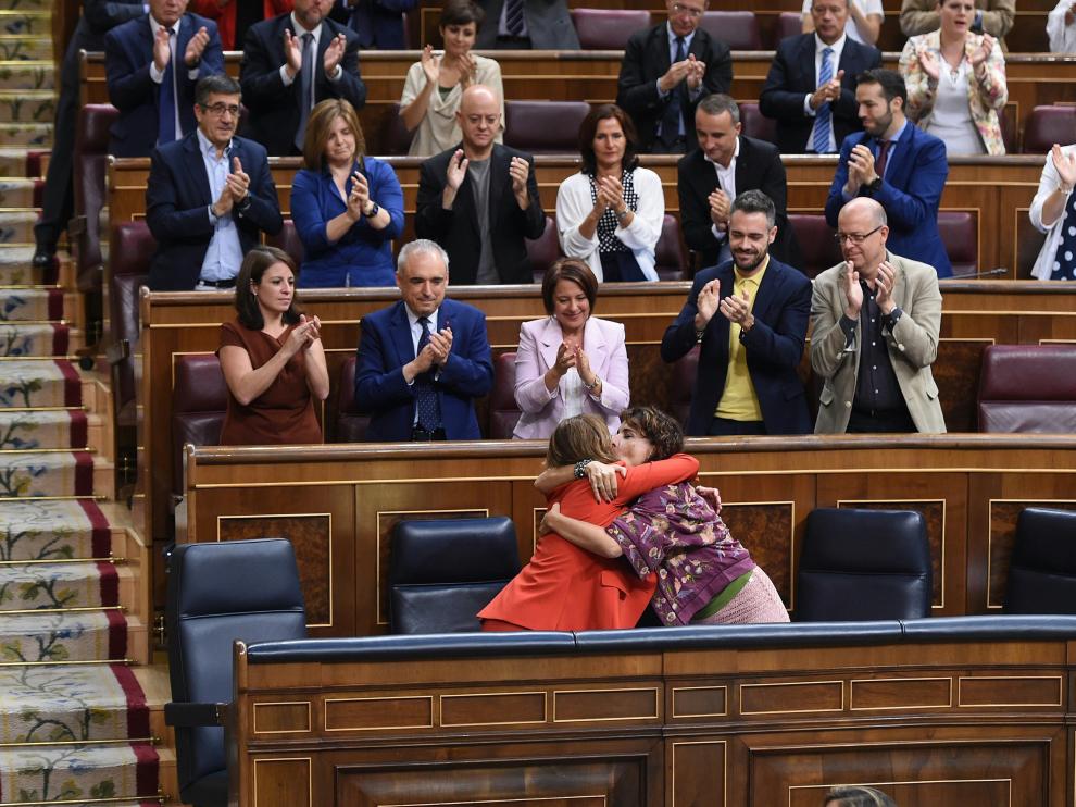 La ministra de Justicia, Dolores Delgado, recibe el apoyo de la ministra de Hacienda, María Jesús Montero, y de la bancada socialista, durante el pleno del Congreso de los Diputados.