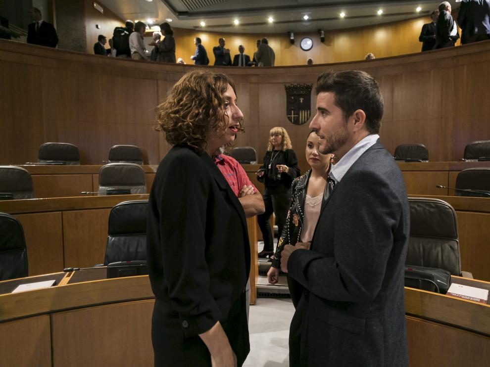 Patricia Luquin, a la izquierda, junto a Nacho Escartín este miércoles en el pleno