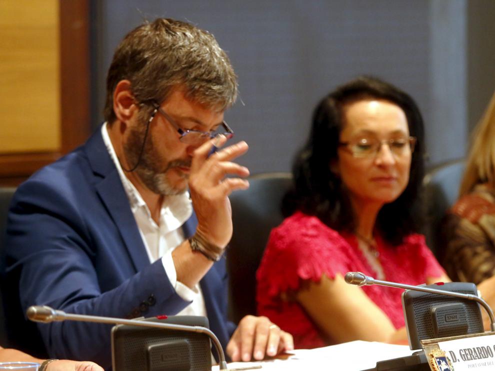 Gerardo Oliván durante una de sus interveciones en el pleno municipal de Huesca de agosto.