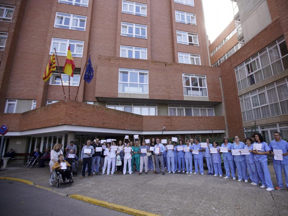 Trabajadores de la Residencia Javalambre concentrados para reclamar más personal