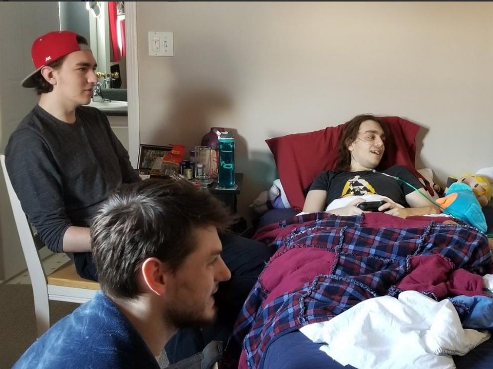 Chris, con dos amigos, juega al Ultimate.