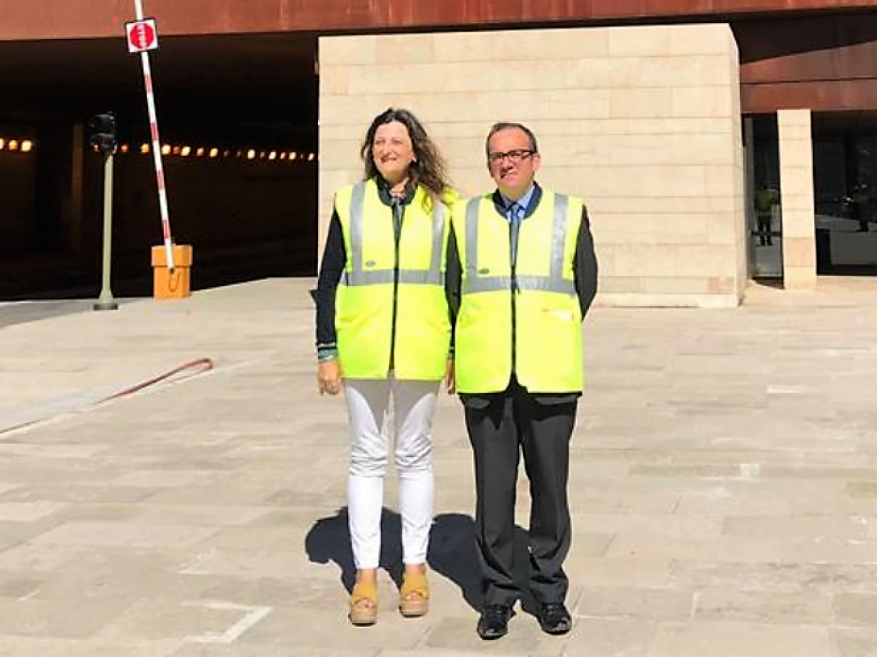La subdelegada del Gobierno en Huesca, Isabel Blasco, y el subprefecto de Oloron, Christophe Pecate, ante el túnel de Somport.