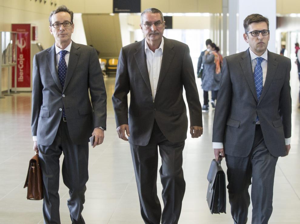 Ricardo García Becerril, flanqueado por sus abogados, José María Gimeno del Busto y José María Pabán.