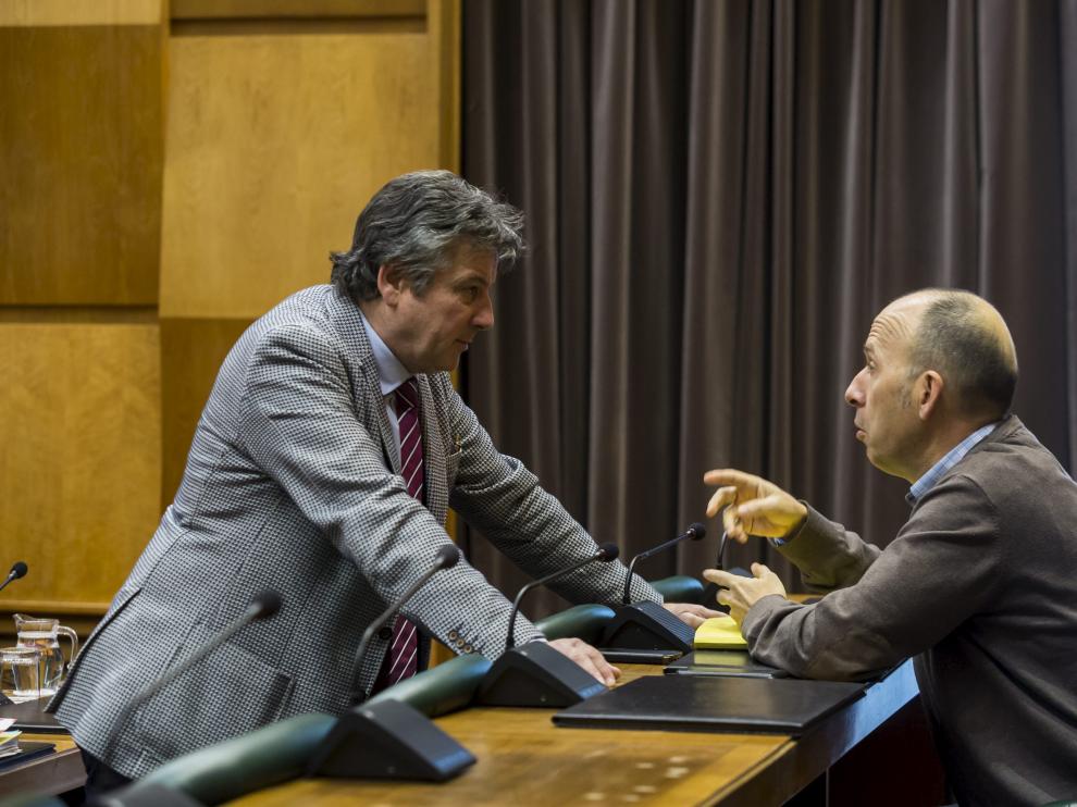 El socialista Javier Trívez y el nacionalista Carmelo Asensio, en una comisión plenaria de Economía en el Ayuntamiento de Zaragoza.