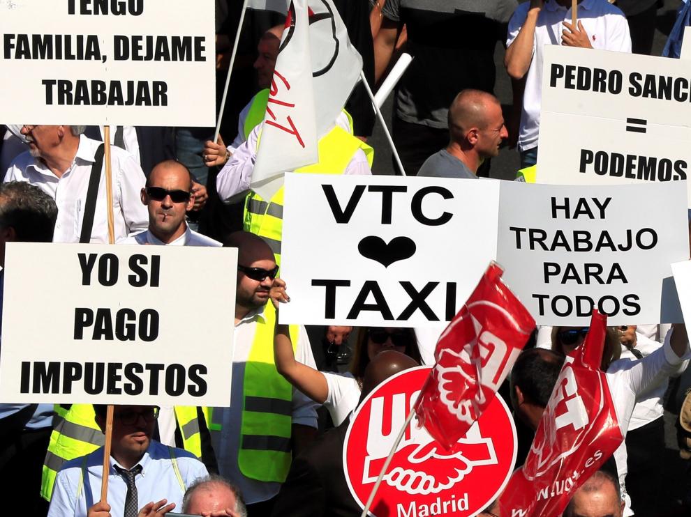 Cientos de conductores de VTC protestan por el nuevo decreto en Madrid.