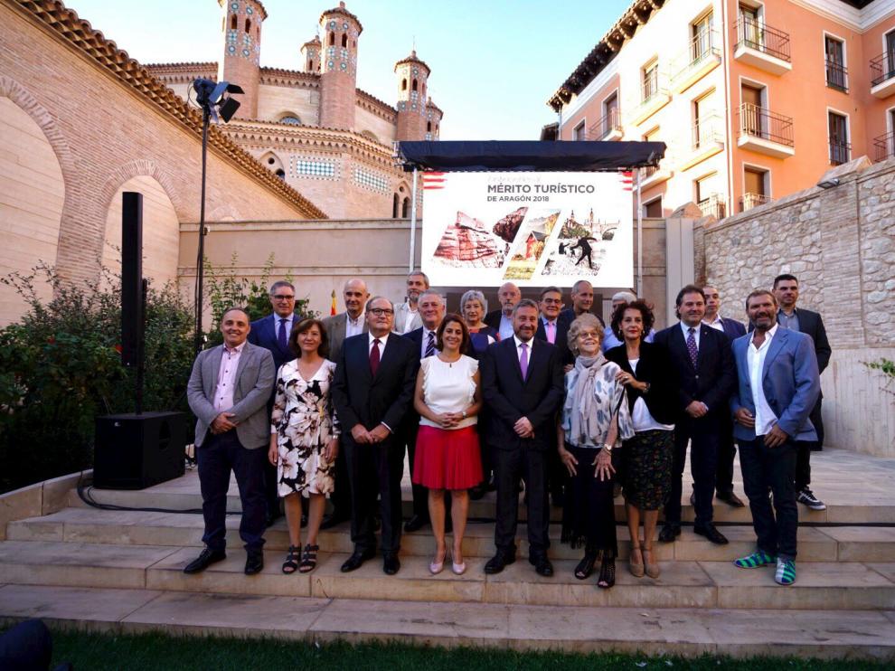 Los premiados con la placa del mérito turístico de Aragón posan en San Pedro de Teruel con responsables políticos.