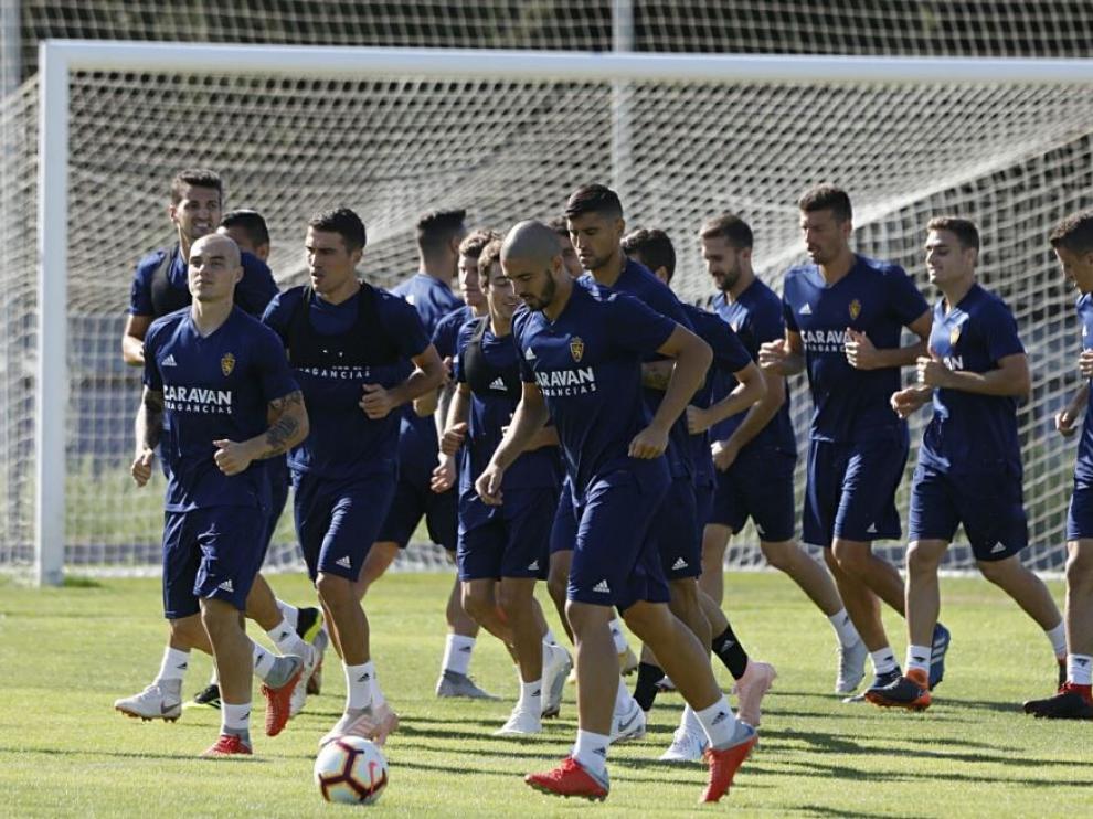 Pombo, a la izda. de la foto, encabeza el grupo en el entrenamiento de este jueves en la Ciudad Deportiva.