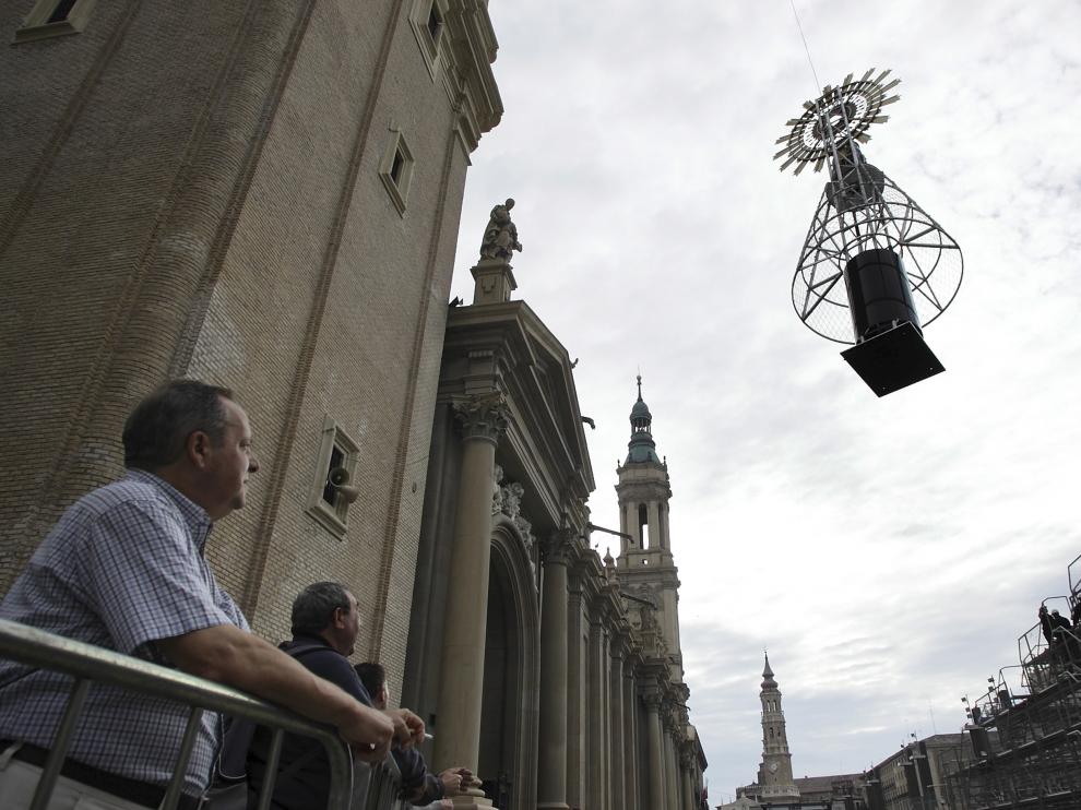 Montaje de la estructura de la Ofrenda en las Fiestas del Pilar de 2009. Colocación de la Virgen del Pilar