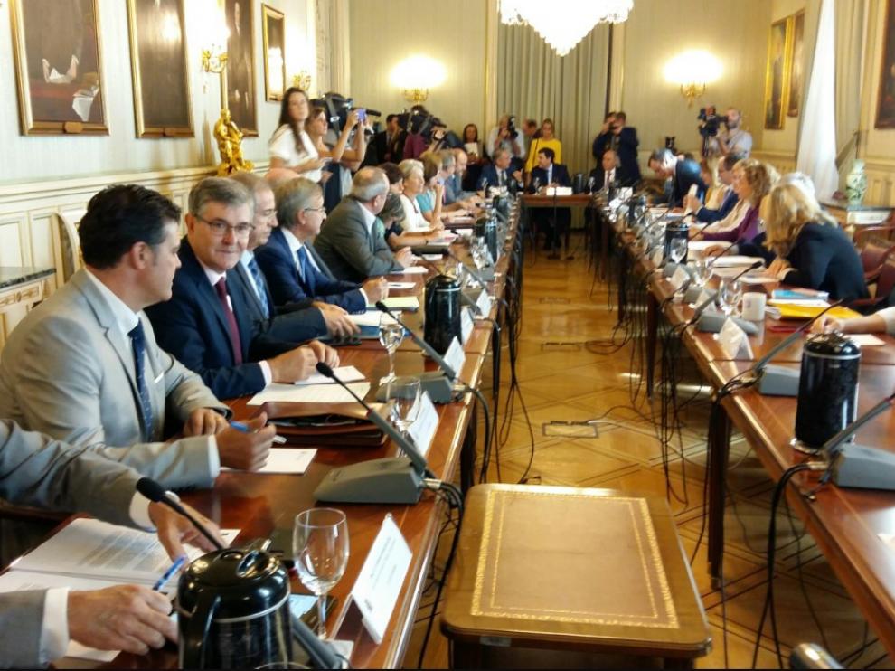 Javier Allué y Vicente Guillén, durante la reunión en el Ministerio de Política Territorial