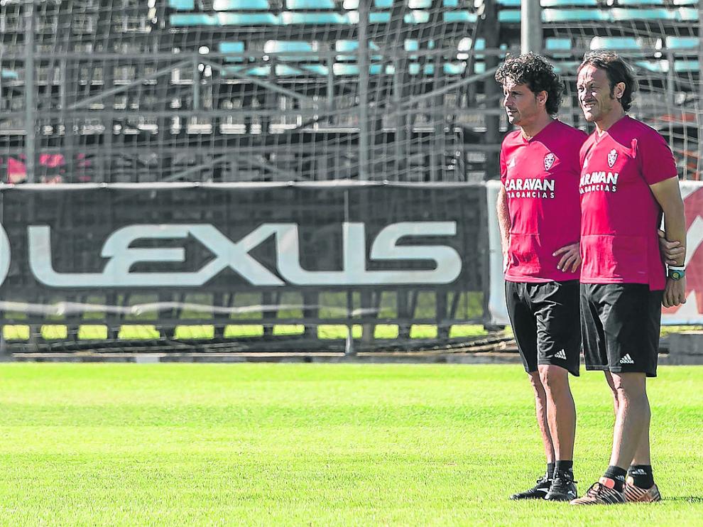 Imanol Idiakez y su ayudante, Mario Gibanel, no pierden detalle del entrenamiento de ayer.