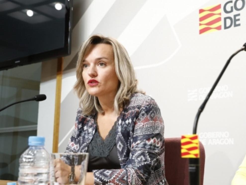 Pilar Alegría y la directora gerente de AST, Mayte Ortín.
