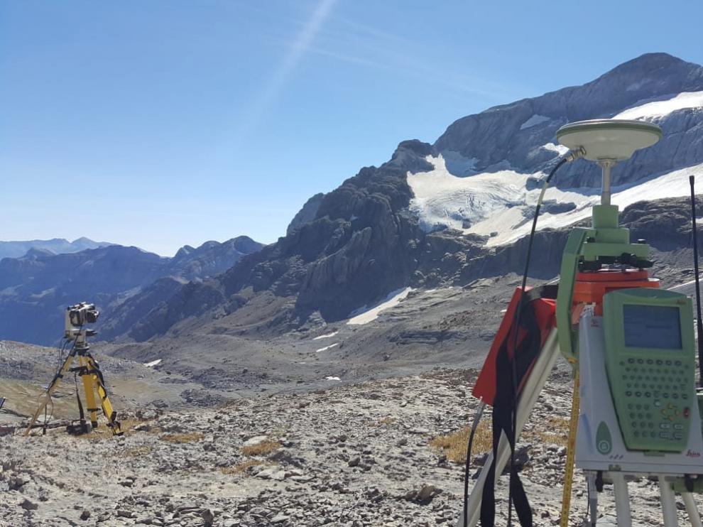 Los investigadores tomaban este jueves mediciones del glaciar con ayuda de aparatos topográficos