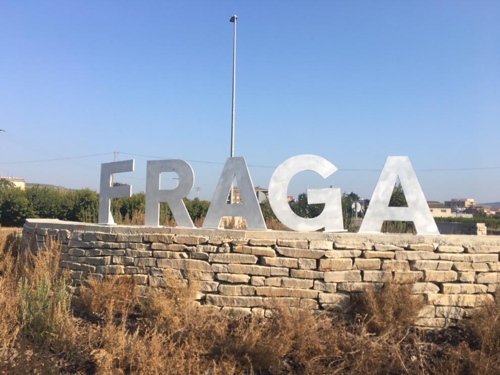 Las letras de Fraga reciben a los vehículos que llegan desde Mequinenza.