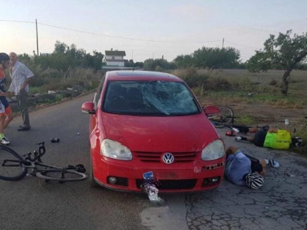Un conductor atropella en Lorca a 8 ciclistas, tres de ellos graves