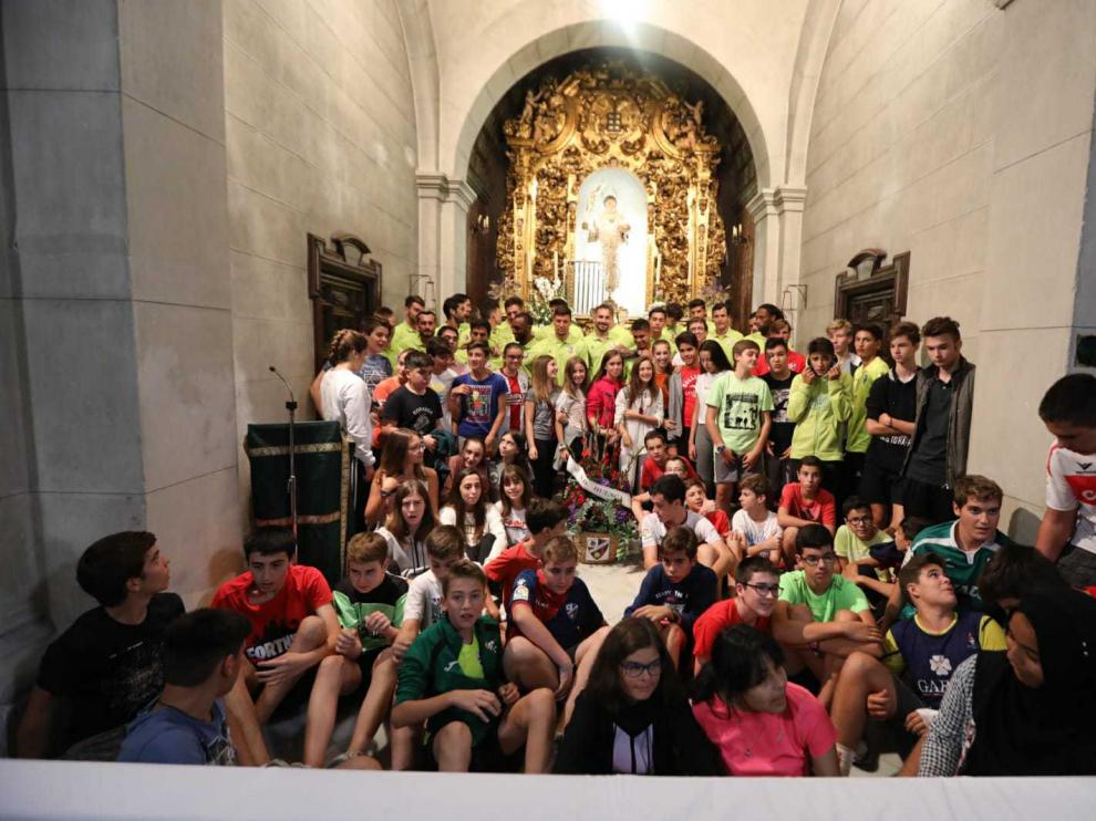 Los futbolistas del Huesca han posado en la capilla de San Lorenzo junto a los estudiantes.