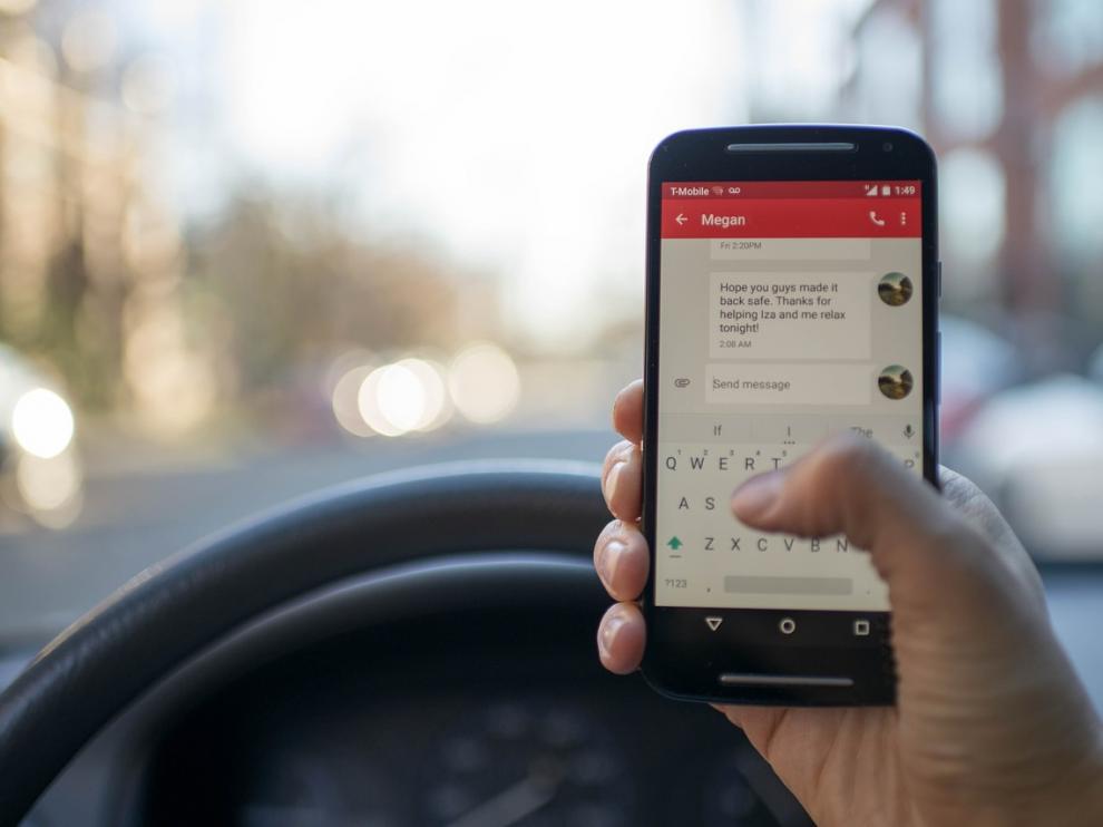 La DGT propone quitar 4 o 6 puntos por conducir hablando por teléfono.