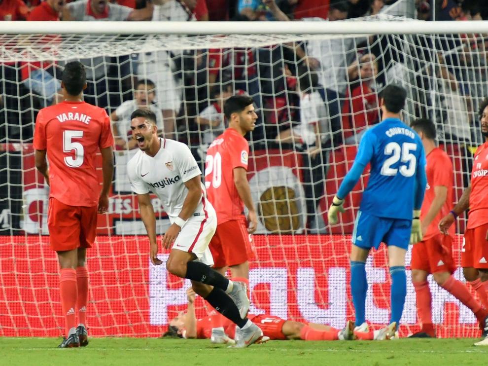 Celebración de uno de los goles sevillistas ante la decepción de los jugadores del Madrid.