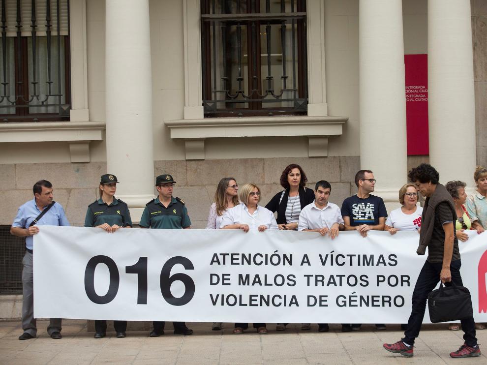Concentración ante la subdelegación del Gobierno de Castellón en repulsa por el asesinato de las dos niñas.