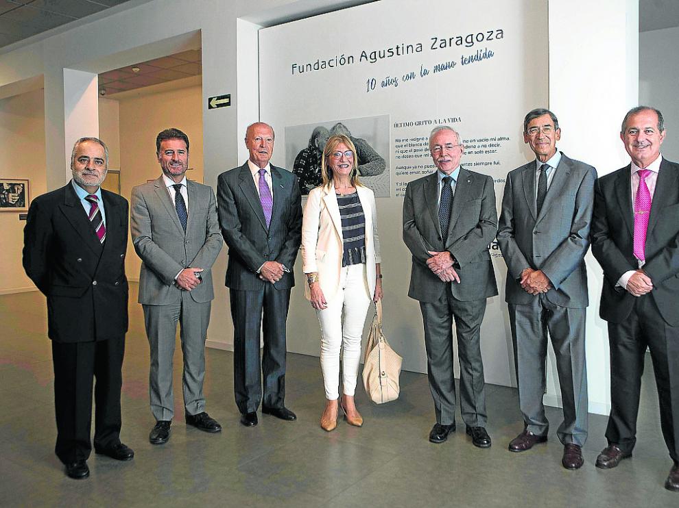 Carlos Crespo, Manuel Bellido, Juan Pinto, Encarna Samitier, Guillermo Fatás, José María Rivera y Antonio Francisco Nebot, en el Centro Joaquín Roncal.