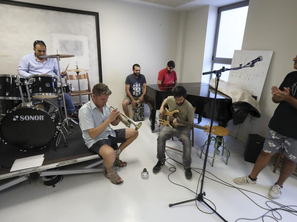 Los seis componentes de NanJazz, durante un ensayo en el Espacio Joven de Huesca