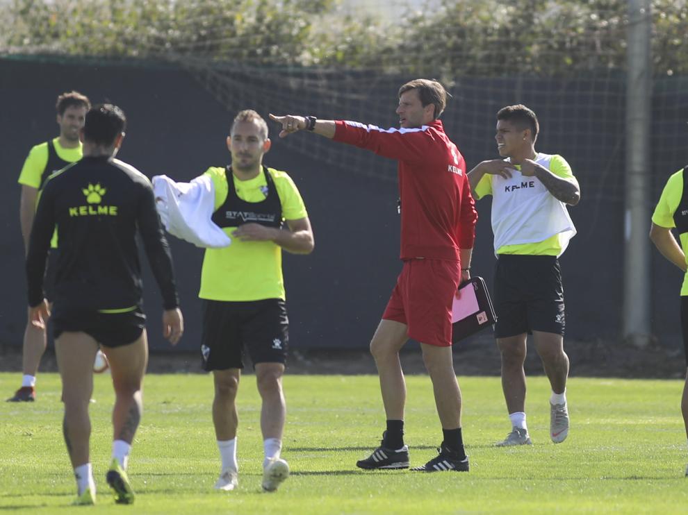 Imagen del entrenamiento de esta mañana en el Instituto Montearagón.