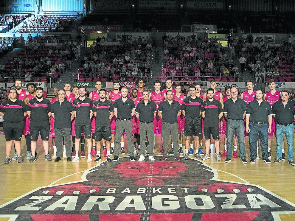 La plantilla y el cuerpo técnico del Tecnyconta Zaragoza al completo antes del encuentro de presentación frente al Alba Berlín en el Memorial José Luis Abós.