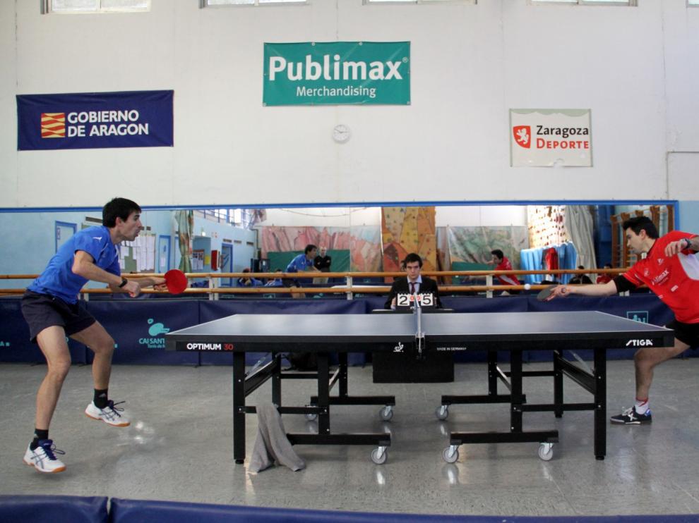 Beamonte, de Helios (izda) y Jorge Cardona, del Publimax (dcha) jugando un partido