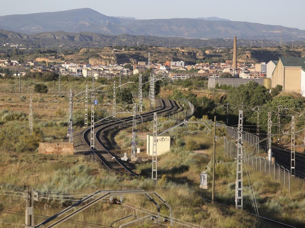 Vista de la vía del tren a su paso por Monzón
