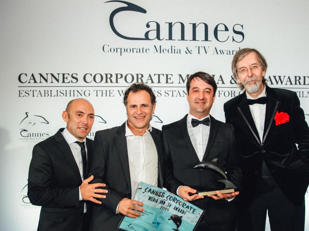 Los premiados por 'Inmortal', cortometraje sobre la Semana Santa de Aragón, en el Festival Internacional de Cannes.