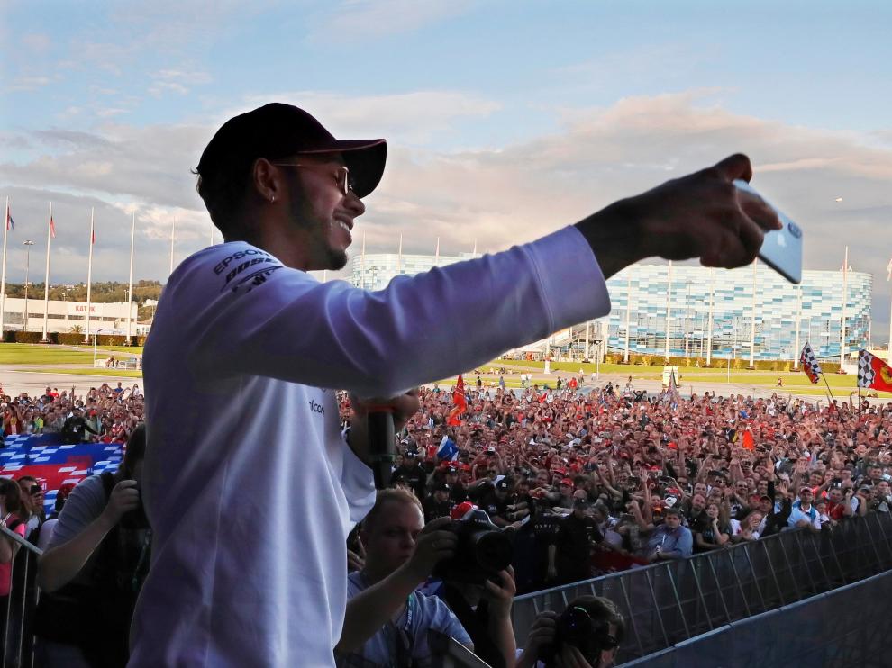 Hamilton, rodeado de aficionados en el circuito de Sochi