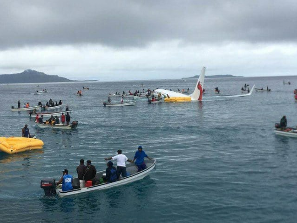 Los tripulantes del avión han sido rescatados en pequeñas barcas.