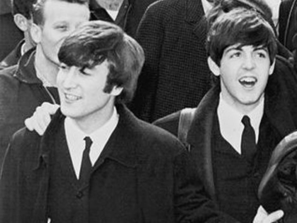 Paul McCartney junto a John Lennon.