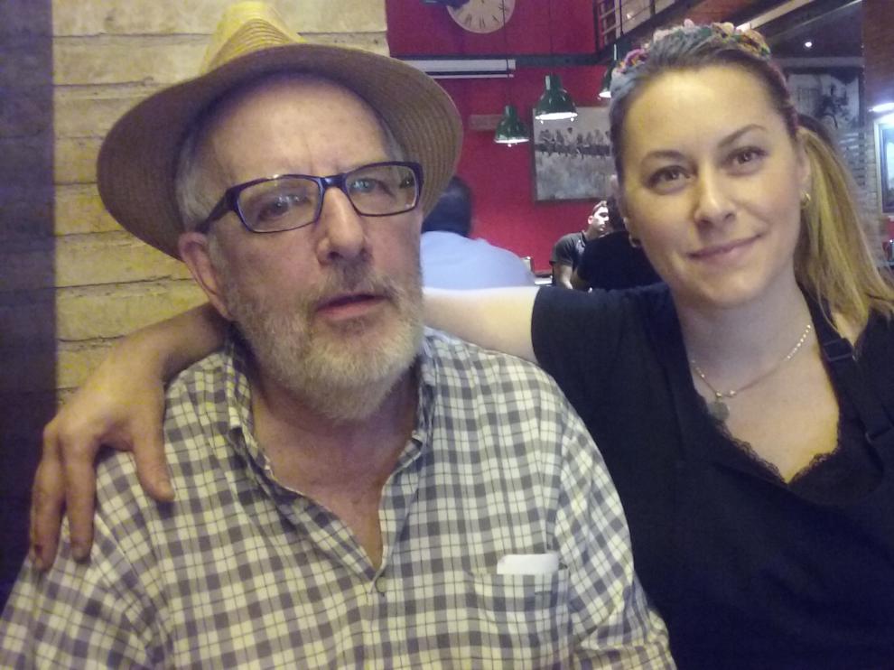 Gabi Villuendas en el bar La Factoría, con una de sus camareras: la joven rumana Ramona.
