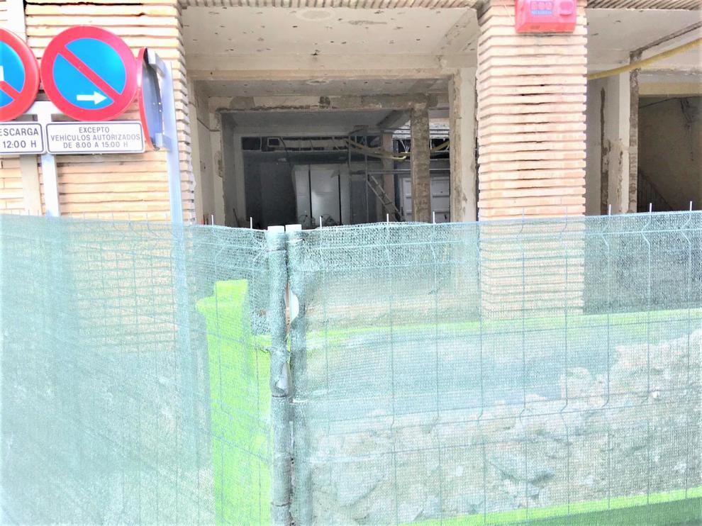 Una valla protege las obras. Al fondo, los armarios con el archivo.
