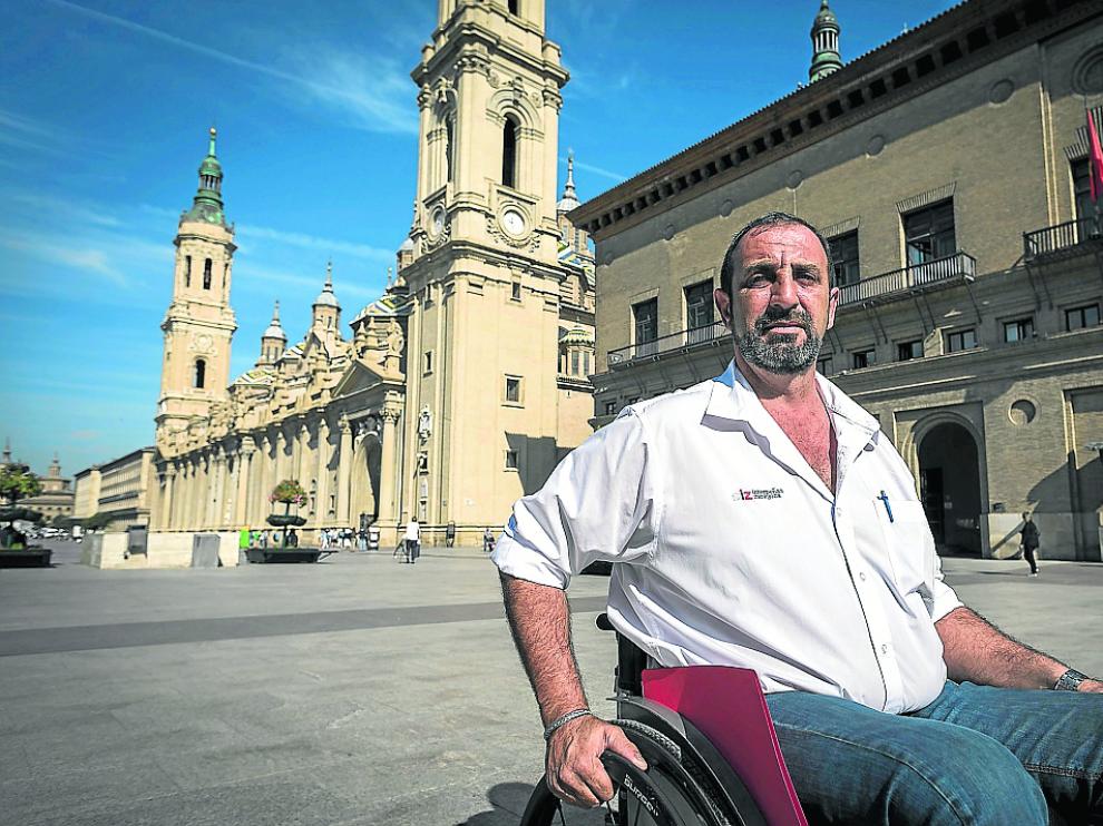 Braulio 'Patxi' Cantera, presidente de Interpeñas, frente al Ayuntamiento.