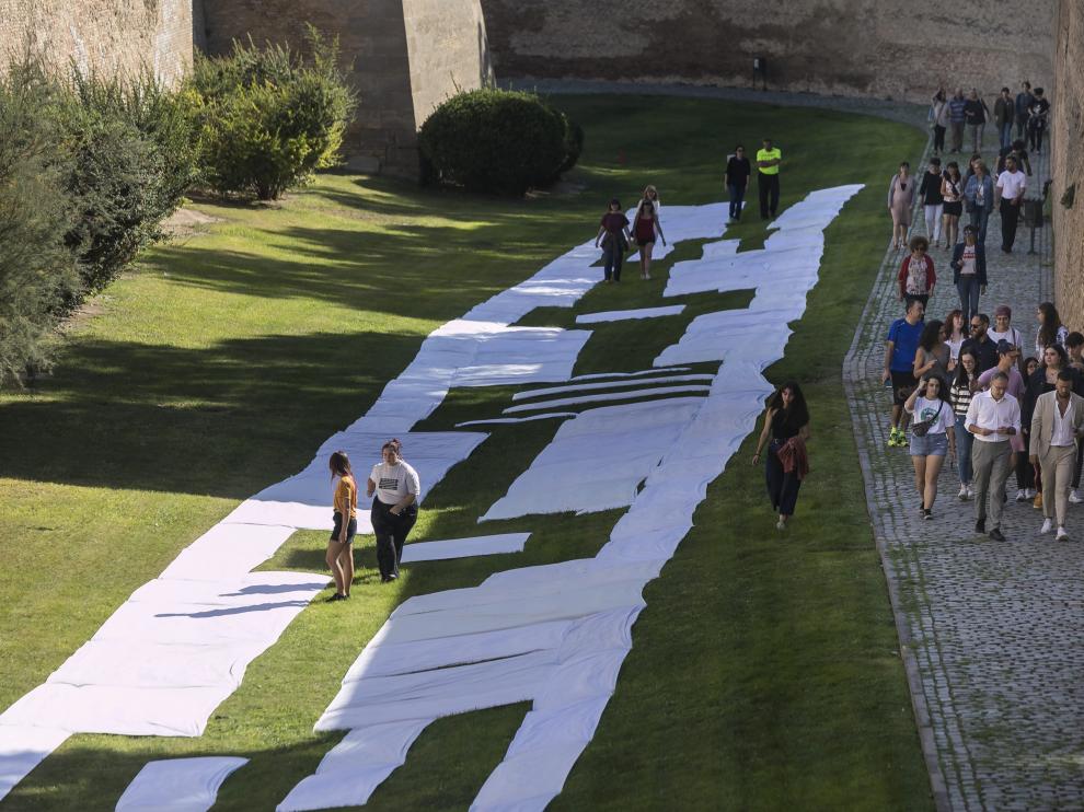 Exposición en el foso de la Aljafería.