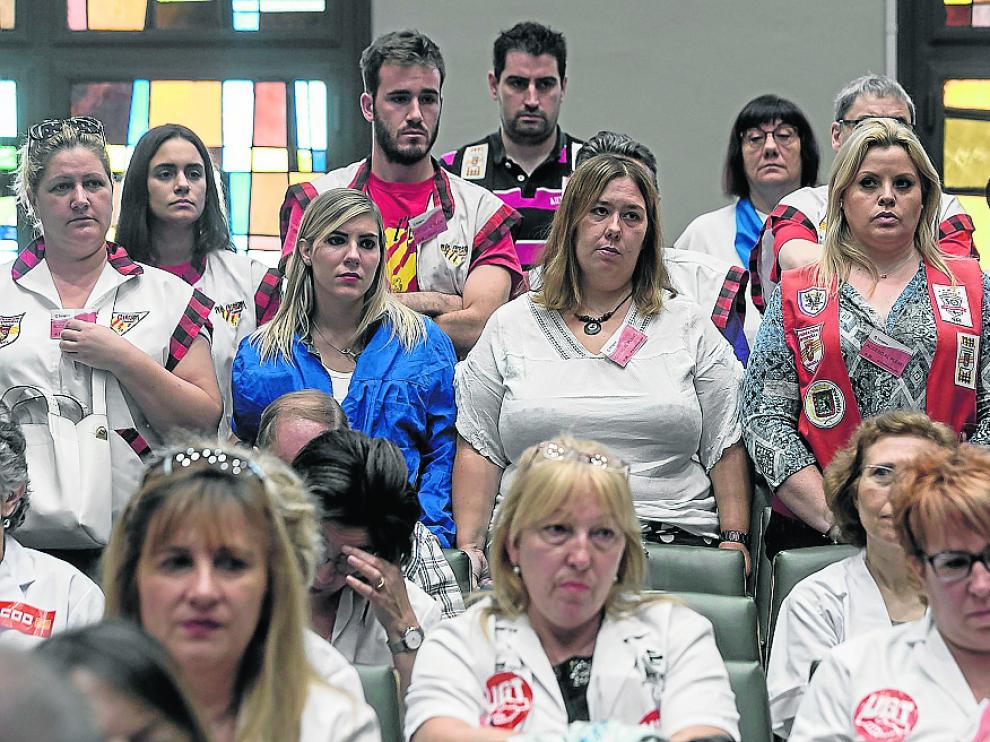 Los peñistas acudieron ayer al pleno. En primer término, los trabajadores de ayuda a domicilio.