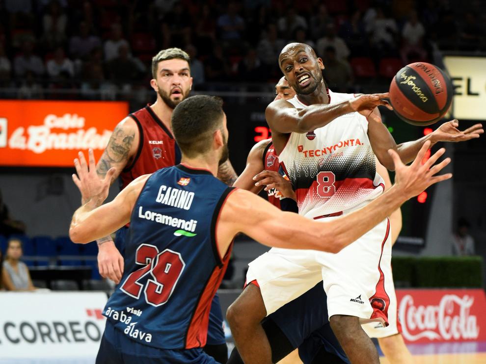 El escolta Tecnyconta Berhanemeskel pasa el balón ante el alero Baskonia, Patricio Garino