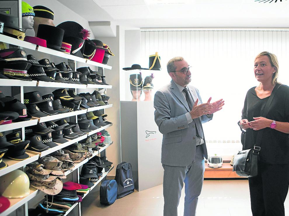 Abel Gabardós explica a Gastón las gorras que fabrican para las Fuerzas de Seguridad del Estado