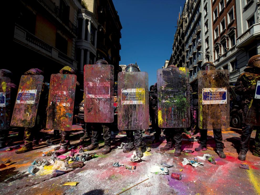 Los Mossos cargan contra independentistas para proteger la manifestación de policías y guardia civiles en Barcelona.