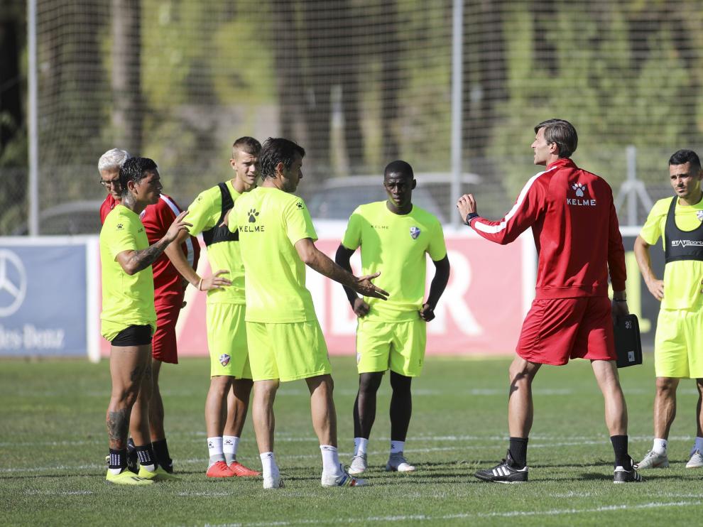 Leo Franco da instrucciones a sus futbolistas durante uno de los entrenamientos de esta semana.