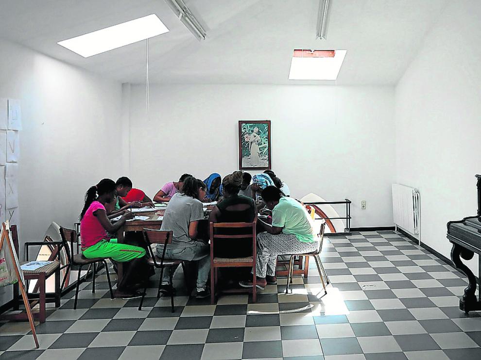 Un grupo de refugiadas, en la clase diaria de alfabetización en el Sagrado Corazón de Jesús.