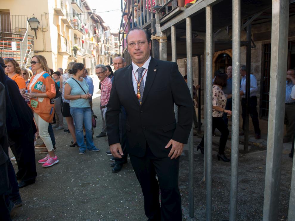 El alcalde de Mora de Rubielos, Hugo Arquímedes Ríos, en el lugar donde embistió mortalmente una vaca a Manuel Gil, vecino de la localidad turolense.